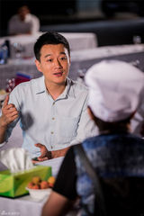 组图：赵薇烹制特制方便面 谢霆锋抬煤气化身村帅