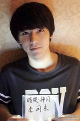 组图：清华校草李润东走红 女妆照生活照颜值爆表