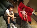 组图：李小璐晒甜馨与王中磊爱子玩耍照
