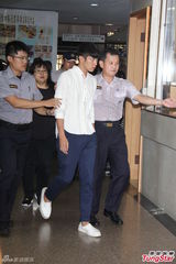 组图：柯震东北检报到全程低头 遭围堵寸步难行