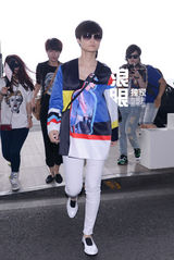 组图：李宇春潮装现身启程戛纳 与小浪合影