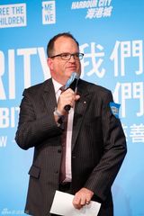 组图：明星慈善艺术预展揭幕 甄子丹伉俪任大使