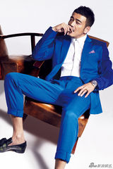 组图：杨烁西装彰显绅士魅力展嬉皮风范
