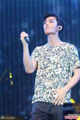 组图：炎亚纶演出人气爆棚 自曝好身材下次再秀