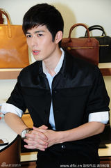 组图：陈学冬全黑Look帅气逼人 大走暖男style