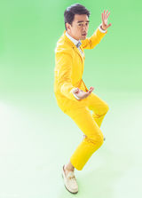 组图：王耀庆儒雅风趣写真 难掩职男气息