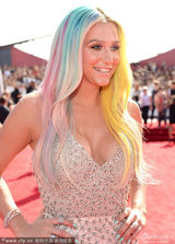 组图：钱妞水钻深V礼服裙性感 七彩美发吸睛