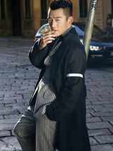 组图：郑恺拍摄时尚大片 魅力绅士玩味光影古城