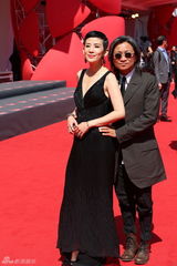 组图：《亲爱的》红毯 赵薇长裙飘逸郝蕾穿黑裙