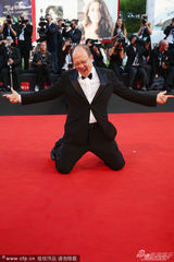 组图：评委维尔多内现身 跪地吻美女作家拉希莉