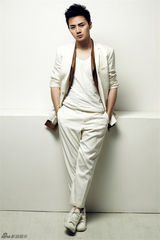 组图：余少群帅气写真 花样美男演绎时尚魅力