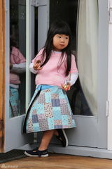 组图：姐姐粉衣开心荡秋千 新西兰湖畔秀光腿