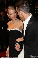 组图：S女王捧场老公新片 红毯鸳鸯羡煞旁人