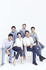 组图：《半路父子》曝全家福 张国立刘若英携手