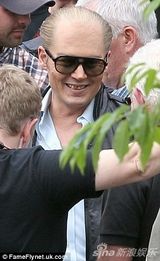 组图：德普赶拍新电影 片场低调庆生女友未到场