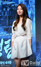 组图：长腿花美男李钟硕出席活动显羞涩