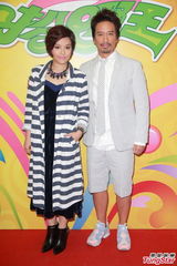 组图：TVB《扮嘢王》录影 王祖蓝薛家燕玩亲亲