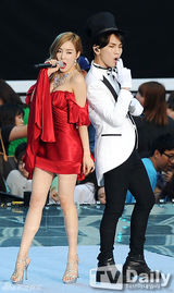 组图：SM演唱会嗨翻 神起SJ穿红裙扮女装