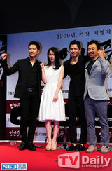 组图：宋承宪宣传《人间中毒》展画功抱影迷