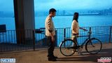 组图：许志安拍MV浪漫骑单车 遇大雨狼狈躲雨