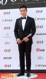 组图：李秉宪帅气依旧 粉丝称赞雕刻美男