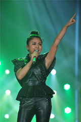 组图：腾格尔热舞《桃花源》 被指搞双重标准