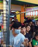 组图：周杰伦逛夜市吃路边摊 女友昆凌甜蜜相随