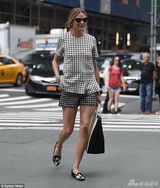 组图：纽约名媛奥利维亚潮装出街胸前激凸