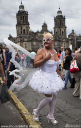 组图：胡子变装皇后助阵同性恋游行 妩媚开唱