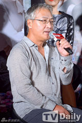 组图：《老千2》TOP红西服框架镜亮相 呆萌帅气