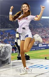 组图：韩星Lady Jane任棒球比赛开球嘉宾