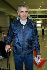 组图：憨豆先生罗温-艾金森抵达上海表情搞怪