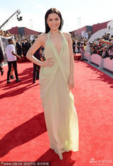 组图：霉霉齐臀短裤秀美腿 洛佩兹捆绑装狂露肉