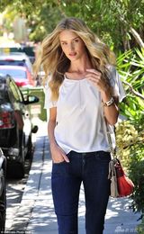 组图：腿长惊人！斯坦森超模女友喇叭裤秀美腿