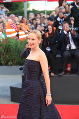 组图：威尼斯电影节开幕 华语女星闪耀红毯