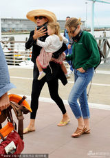 组图：乌玛-瑟曼抱娃现身 女儿挥手萌态十足