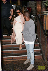 组图：卡戴珊紧挽老公秀恩爱 胸大如球诱惑难挡