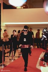 组图：大山受邀出席潮流派对 黑色造型夺人眼球