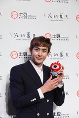 组图：尼坤粉丝会秀电臀 害羞称拍吻戏很尴尬