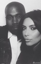 组图：卡戴珊与韦斯特大婚 新娘蕾丝婚纱秀美背