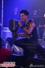 组图：任贤齐台北开唱 扯五月天阿信后腿