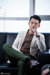 组图：《一见不钟情》曝剧照 郑恺扮酷耍帅