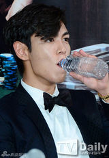 组图：BigBang TOP亮相试映会 西装领结十分帅气