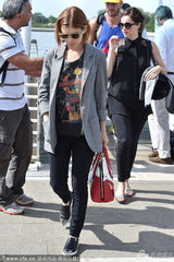 组图：《纸牌屋》女星宣布分手后牵猛男基友