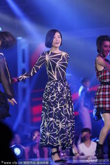组图：百花奖黄晓明章子怡封帝后 赵薇获导演奖