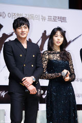 独家：《哭泣男人》张东健黑衣亮相与粉丝互动