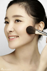 组图：崔心心写真变轻熟女 优雅气质获赞