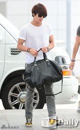 组图：CNBLUE等现身机场 赴巴西应援世界杯