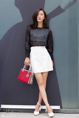 组图：王珞丹夏日街拍曝光 笑容明朗青春浪漫