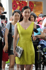 组图：刘诗诗深V黄裙笑容清新 遭围观保镖开道